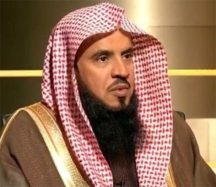 بالفيديو.. ما حكم من حلف على أمر بأكثر من حلف ثم رجع عنھ؟.. الشیخ "السبر" یجیب