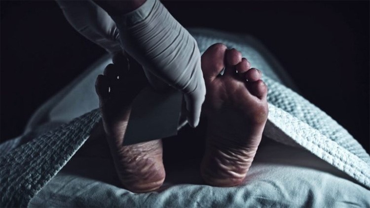 سيدة تجبر ابنتها على العيش 3 سنوات مع جثة جدتها‎