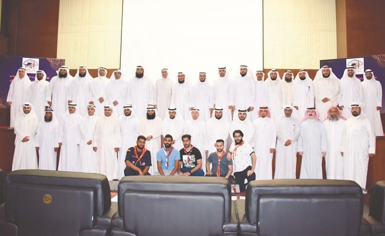 فريد عمادي ومحمد المطيري مع المشاركين في اللقاء					(زين علام) ﻿