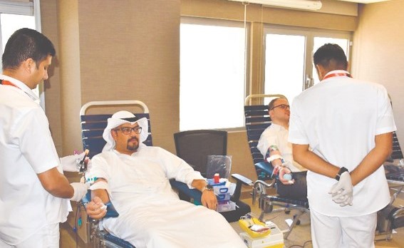 صورة للمشاركين في حملة التبرع بالدم﻿