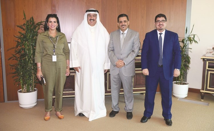 د.علي المضف مستقبلا د.علي آل سفاع وخميس بن شوبان ﻿﻿ بحضور فاطمة العازمي ﻿