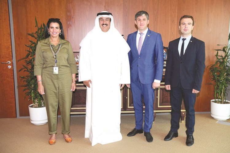 د.علي المضف خلال استقباله د.اوليكساندر بالانوتسا وتاراس بوساك بحضور فاطمة العازمي﻿