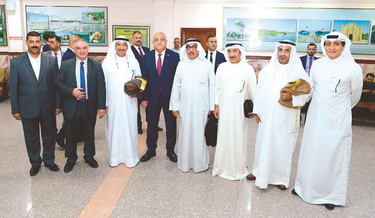 وزير التجارة العراقي د.محمد العاني مع الزميل عدنان الراشد ود.عبدالكريم تقي والزميل سعد العلي  ﻿﻿والسفير سالم الزمانان والقنصل ابداح الدوسري والمستشار وائل البكر في لقطة جماعية﻿