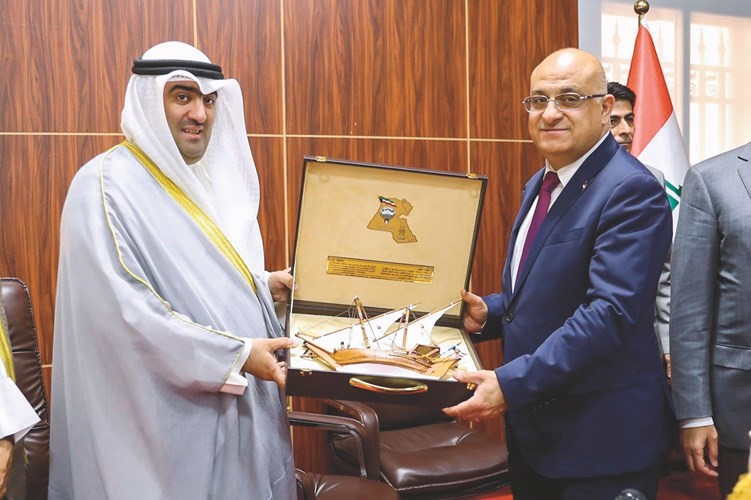 الوزير خالد الروضان مكرما نظيره العراقي د.محمد العاني﻿