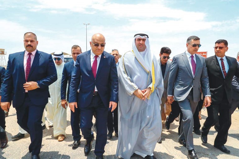 الوزير خالد الروضان لدى وصوله إلى منفذ «سفوان ـ العبدلي» وفي استقباله الوفد العراقي