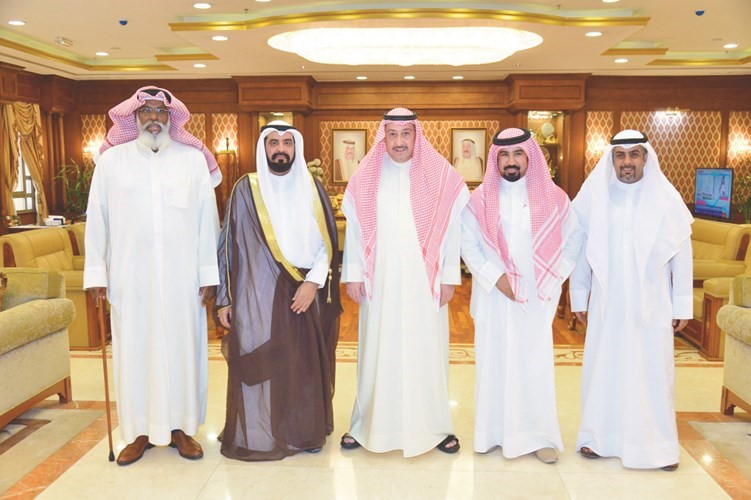 الشيخ فيصل الحمود خلال استقباله عددا من المواطنين﻿