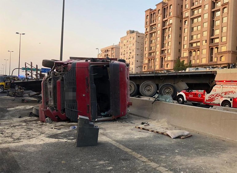 إنقلاب نساف يغلق الغزالي في الاتجاهين مقابل الفروانية