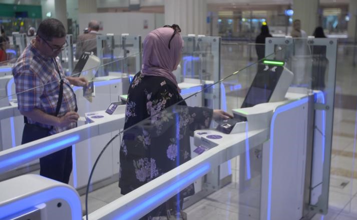 بالفيديو.. شاهد كيف تنجز مطارات دبي معاملة المسافر بأقل من 10 ثواني