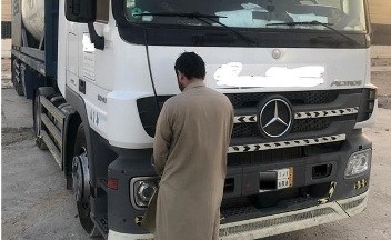 بالفيديو.. سائق شاحنة "متهور" يعكس السير وسط الرياض