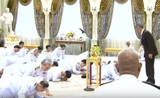 بالفيديو.. انبطاح الحكومة الجديدة أمام ملك تايلاند أثناء أدائها اليمين الدستورية