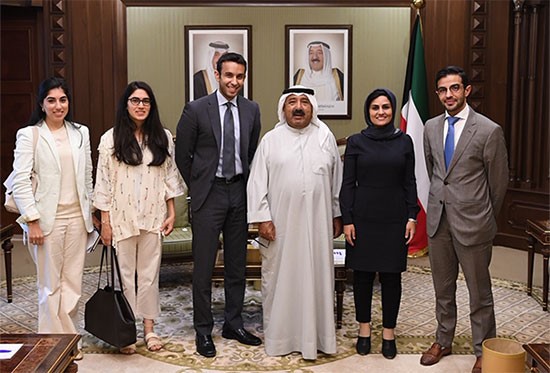 الشيخ ناصر صبح الأحمد خلال استقباله عددا من الأكاديميين المؤسسين لحاضنة البحث العلمي 