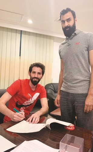 عبدالناصر العنزي خلال التوقيع على العقد﻿