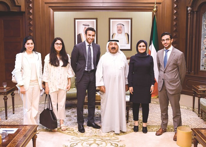 الشيخ ناصر صباح الأحمد خلال استقباله مؤسسي حاضنة البحث العلمي حقائق وأرقام﻿