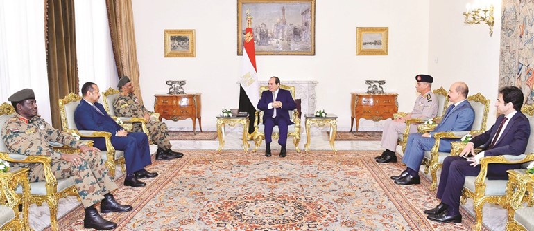 الرئيس المصري عبدالفتاح السيسي مستقبلا رئيس هيئة الأركان المشتركة السودانية الفريق أول ركن هاشم عبدالمطلب أحمد بابكر﻿