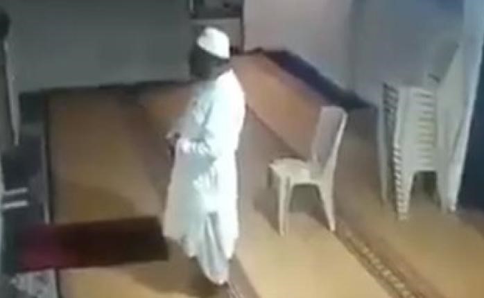 فيديو يوثّق دخول رجل في سكرات المـوت ووفـاته أَثناء الصلاة في مسجد