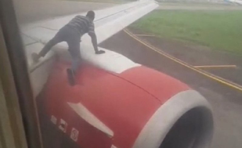 فيديو المتسلِّل الكارثة.. يجلس على جناح طائرة ويضع حقيبته في المحرك