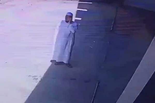 بالفيديو.. لحظة نجاة شخص من حادث دهس خلال انشغاله بالهاتف