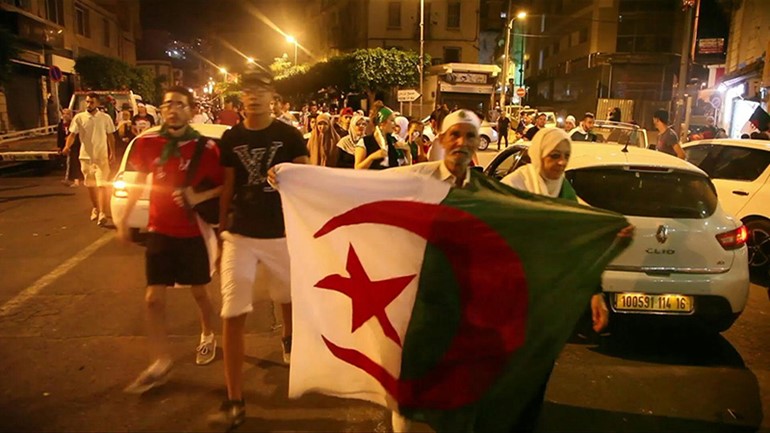 الجزائريون يحتفلون بفوز منتخبهم بكأس الأمم الإفريقية
