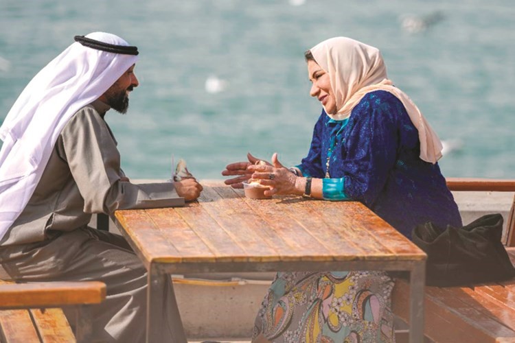 يعقوب عبدالله والنجمة سعاد عبدالله في مشهد من مسلسل انا عندي نص﻿