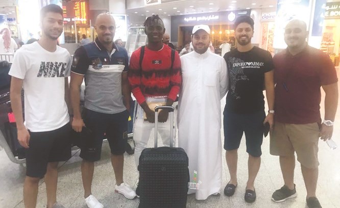 علي اتش وأعضاء الجهاز الإداري في استقبال العاجي كارديولا﻿