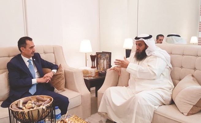 حماد الدوسري والسفير صقر أبوشتال خلال اللقاء﻿