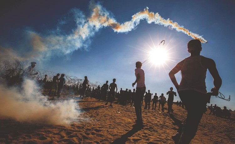 قوات الاحتلال الاسرائيلية تلقي قنابل الغاز على المتظاهرين الفلسطينيين امس الاول	(أ.ف.پ)﻿
