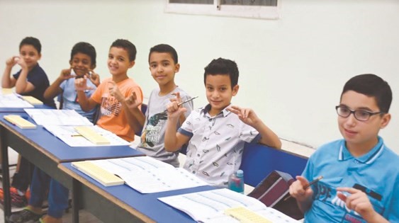 الطلاب أثناء التدريب على البرنامج﻿