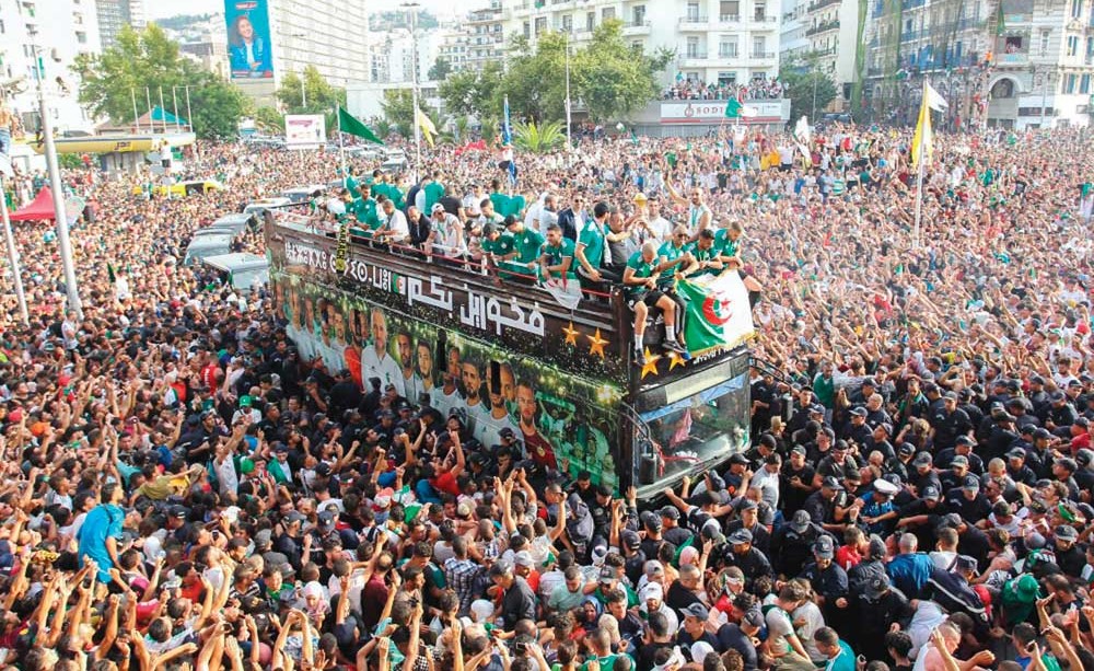 الرئيس الجزائري يقلد «محاربي الصحراء» وسام الاستحقاق الوطني