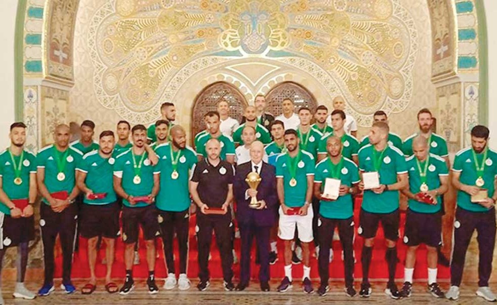 الرئيس الجزائري يقلد «محاربي الصحراء» وسام الاستحقاق الوطني