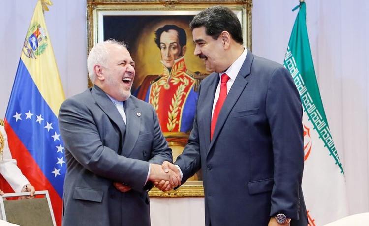 الرئيس الفنزويلي نيكولاس مادورو مستقبلا وزير الخارجية الإيراني محمد جواد ظريف أمس الأول (رويترز)﻿