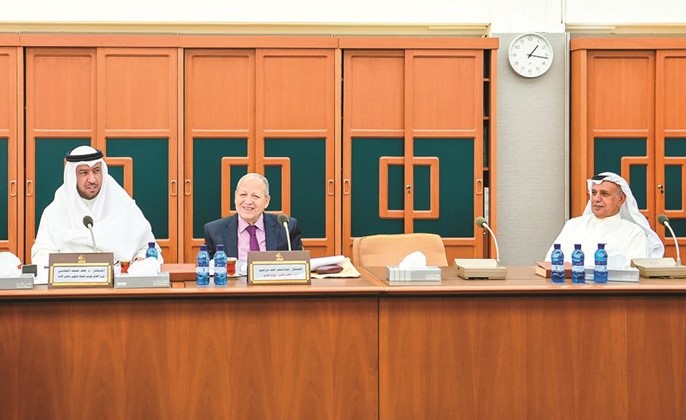 عبدالله الرومي ود.فهد العفاسي اثناء اجتماع اللجنة﻿