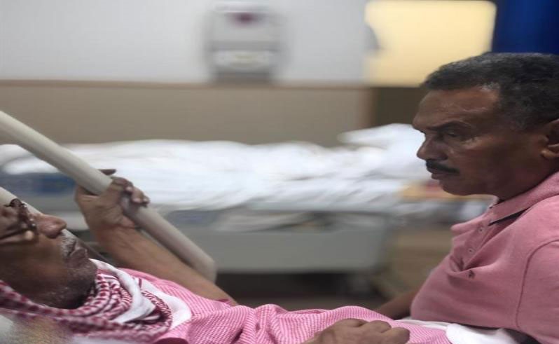 بالفيديو.. محمد عبده يزور الموسيقار "غازي علي" في المستشفى!