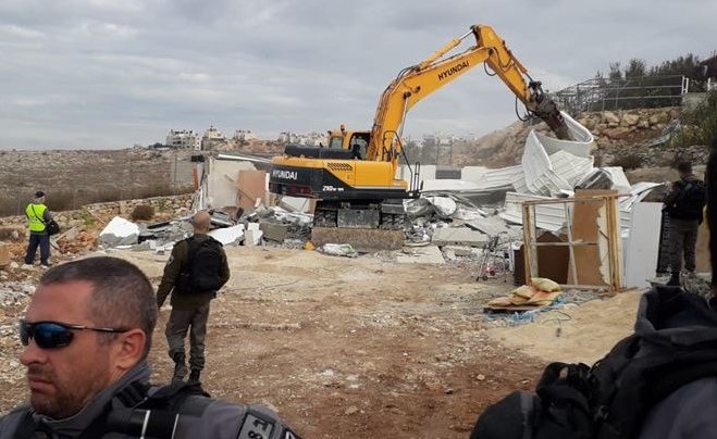 قوات الاحتلال تباشر هدم منازل فلسطينيين قرب القدس..وتنديد فلسطيني واسع
