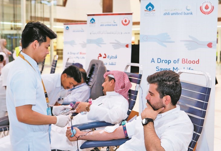 موظفو البنك يتبرعون بالدم﻿