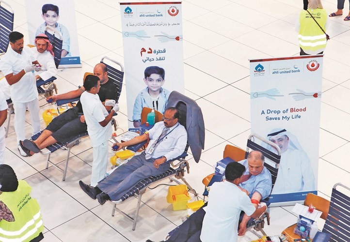 إقبال كبير من موظفي البنك على التبرع بالدم﻿