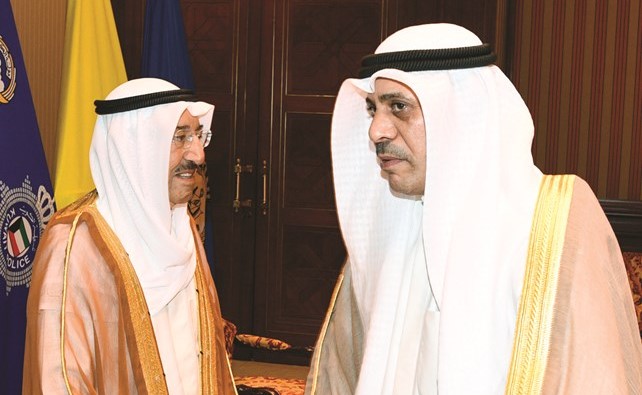 صاحب السمو الأمير الشيخ صباح الأحمد مصافحا القنصل سالم يوسف الحمدان﻿