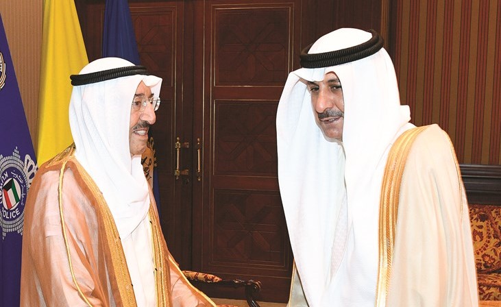 صاحب السمو الأمير مصافحا القنصل فيصل غازي المطيري ﻿