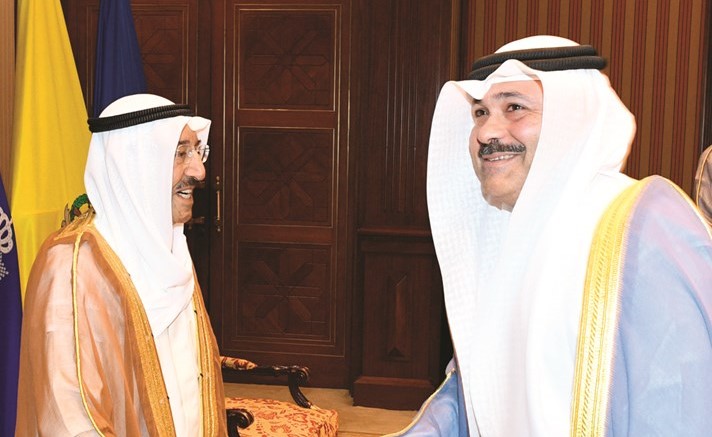 صاحب السمو مصافحا القنصل مشعل مصطفى الشمالي ﻿