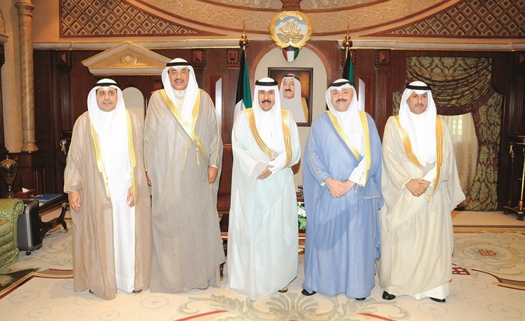 سمو ولي العهد الشيخ نواف الأحمد مستقبلا الشيخ صباح الخالد والديبلوماسيين الجدد﻿