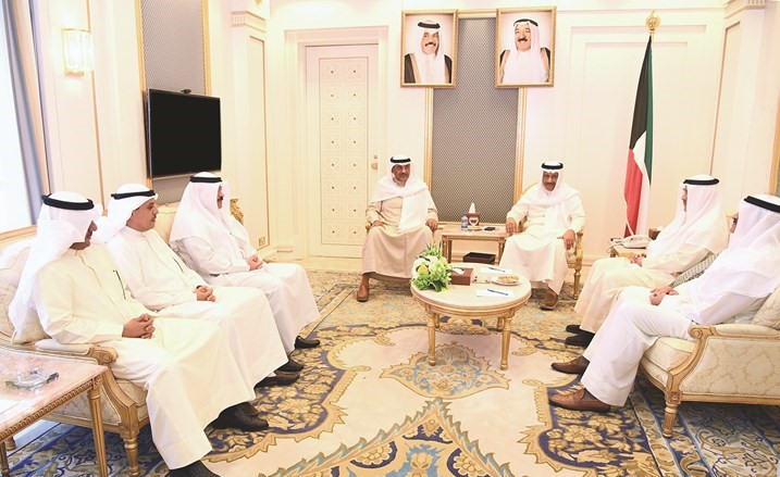 سمو رئيس مجلس الوزراء الشيخ جابر المبارك خلال استقباله الشيخ صباح الخالد والديبلوماسيين الجدد﻿