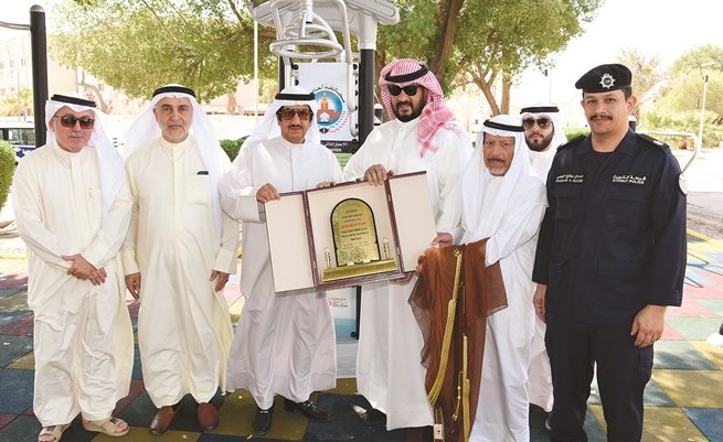 درع تذكارية للشيخ طلال الخالد من أهالي الدسمة﻿