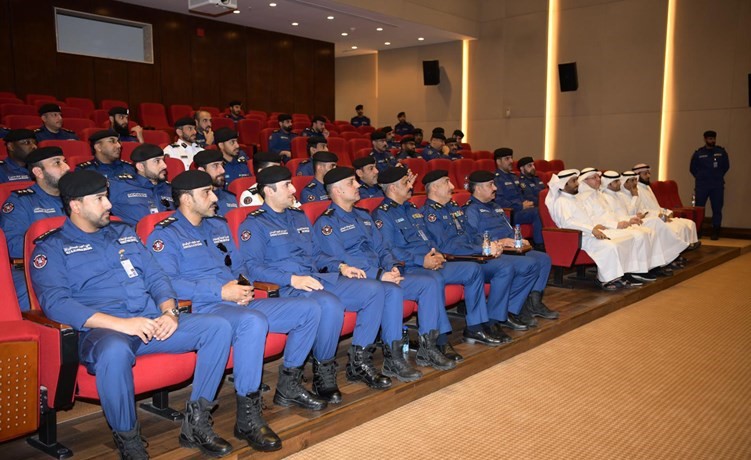 ضباط من الاطفاء ومسؤولون من الكهرباء خلال المشاركة في ورشة العمل﻿