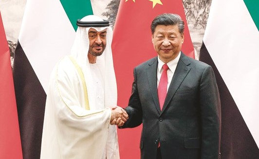 الرئيس الصيني شي جي بينغ مرحبا بصاحب السمو الشيخ محمد بن زايد آل نهيان ولي عهد أبوظبي في بكين	(رويترز)﻿