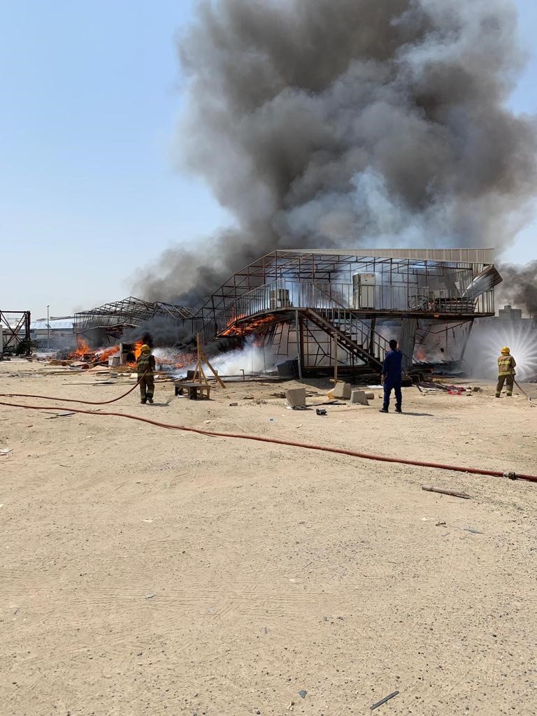"الإطفاء" تسيطر على حريق اندلع بسكن للعمال في "صباح الأحمد" السكنية