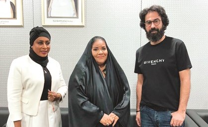 الشاعرة فتحية العجلان تتوسط إيمان النجم والمخرج طلال البرجس﻿