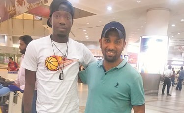 المحترف الغاني ابوكو مع مدير الفحيحيل نجم العنزي﻿