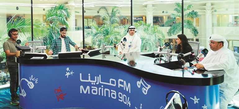 فريق زين مع نجوم مارينا إف إم وممثل وزارة التجارة والصناعة خلال البث الحي﻿