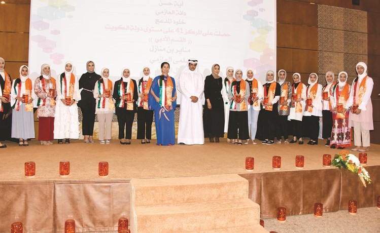 الشيخة انتصار سالم العلي وصلاح الماجدي مع عدد من المتفوقات المكرمات في الحفل 	(زين علام)﻿