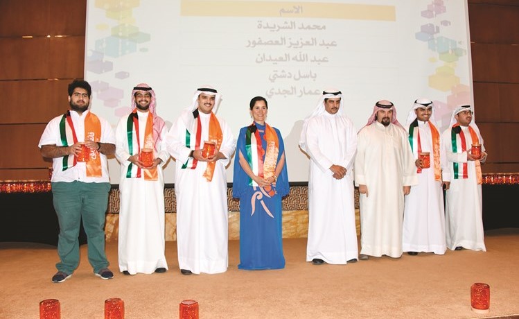 الشيخة انتصار سالم العلي مع بعض المتفوقين ﻿