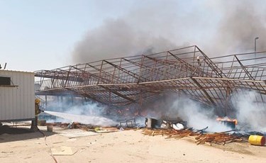 وتبدو وهي تلتهم شاليهات يقيم فيها عمال ﻿